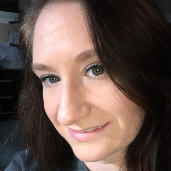 Meet your Posher, Jessica - Picture 1 of 2